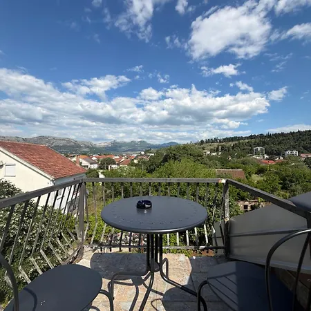 1-bedroom With Mountain View And Free Parking * 포드고리차